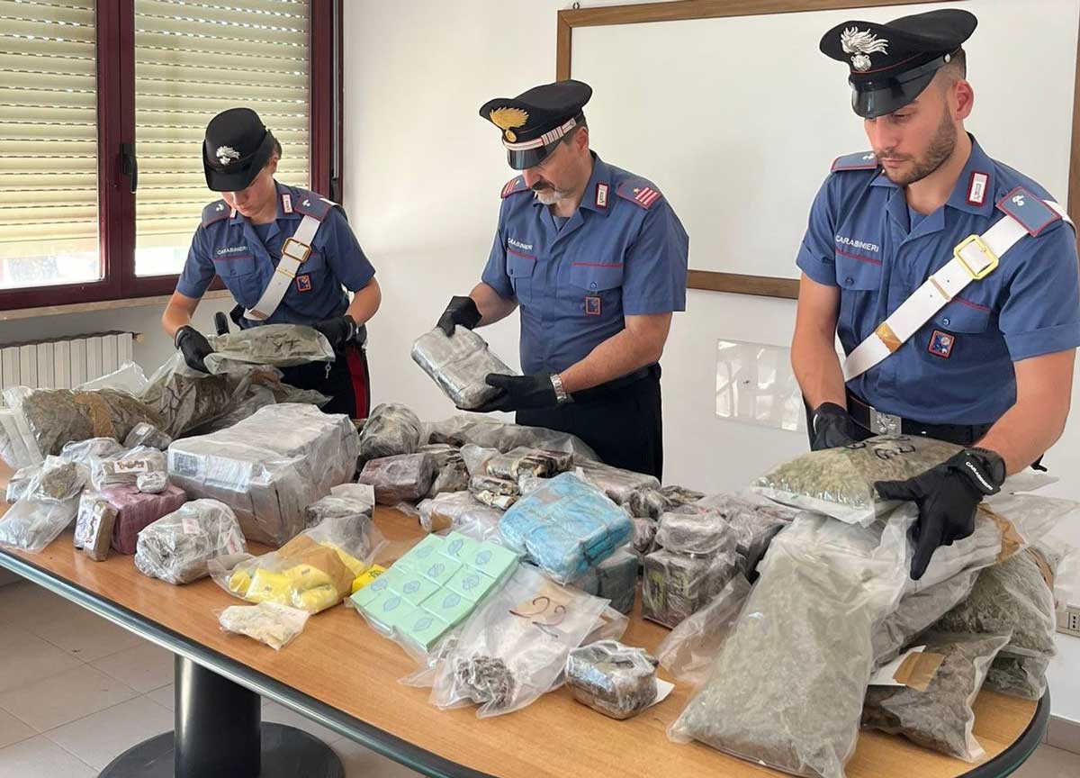 Cocaina, hashish, marja e biscotti stupefacenti: 100 kg in casa di un insospettabile a Casalpalocco