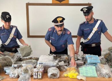 Cocaina, hashish, marja e biscotti stupefacenti: 100 kg in casa di un insospettabile a Casalpalocco