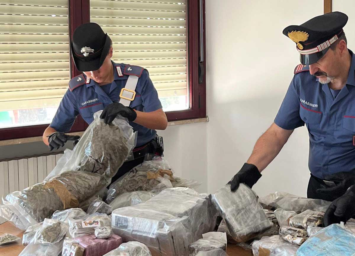 Cocaina, hashish, marja e biscotti stupefacenti: 100 kg in casa di un insospettabile a Casalpalocco