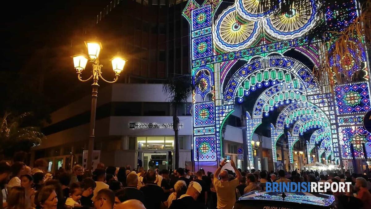 Brindisi, l’omelia diventa un sermone e i fedeli gridano Basta! al vescovo