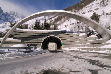 Monte Bianco, danni al Pil per 11 mld. La chiusura del Traforo costa cara