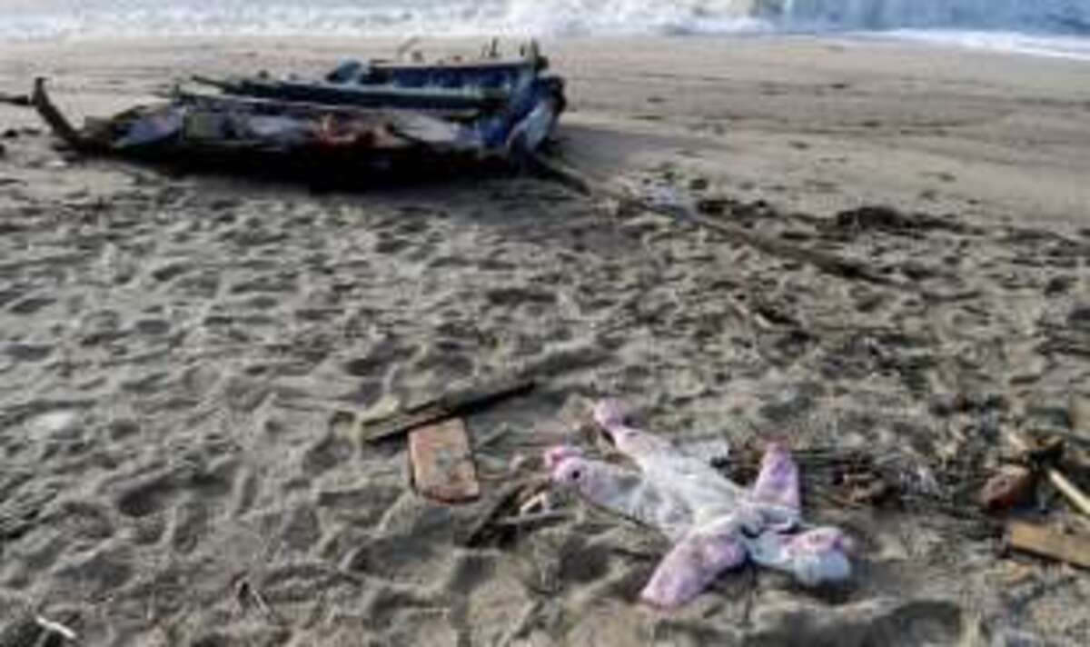 Strage Cutro, le chat Finanza-Guardia Costiera: “So’ migranti”, “non usciamo”. In sei verso il processo