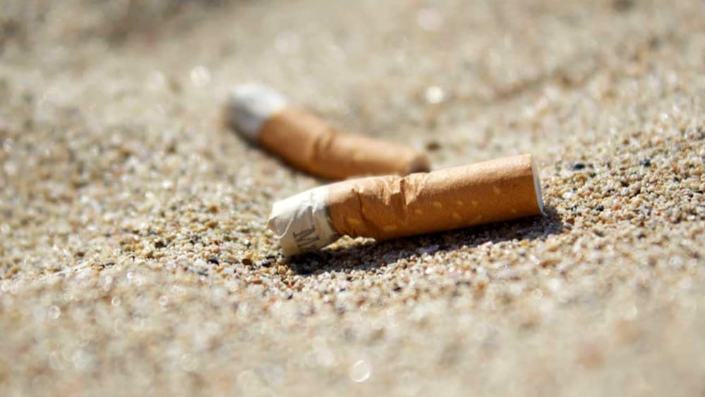 Spegnere una sigaretta in mare: delittuoso e incivile!