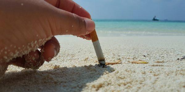 Spegnere una sigaretta in mare: delittuoso e incivile!