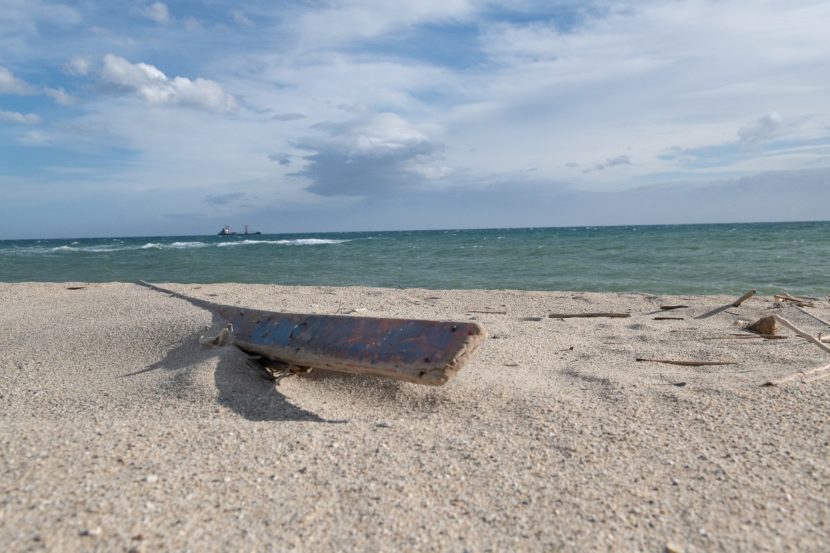 Strage Cutro, le chat Finanza-Guardia Costiera: “So’ migranti”, “non usciamo”. In sei verso il processo
