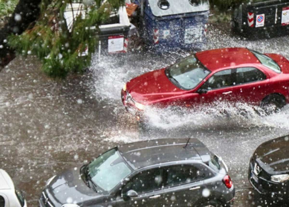 Bomba d’acqua su Roma, il Comune ci prova: “Un downburst come per il veliero di Palermo” Bomba d’acqua su Roma, il Comune ci prova: “Un downburst come per il veliero di Palermo”
