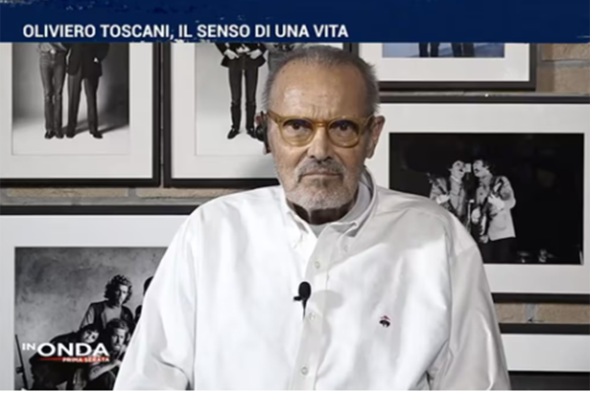 Oliviero Toscani si mostra per la prima volta in tv dopo l’annuncio della malattia: “La vita ti porta alla morte, bisogna riconoscerlo” Oliviero Toscani si mostra per la prima volta in tv dopo l’annuncio della malattia: “La vita ti porta alla morte, bisogna riconoscerlo”