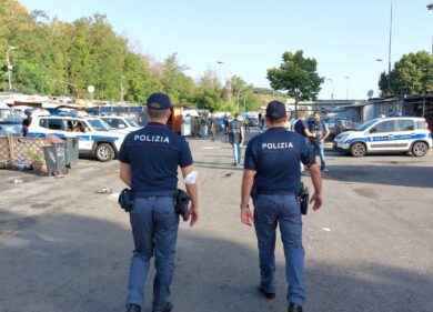 Roma, i bagagli rubati ai turisti inglesi ritrovati al campo nomadi di via Candoni
