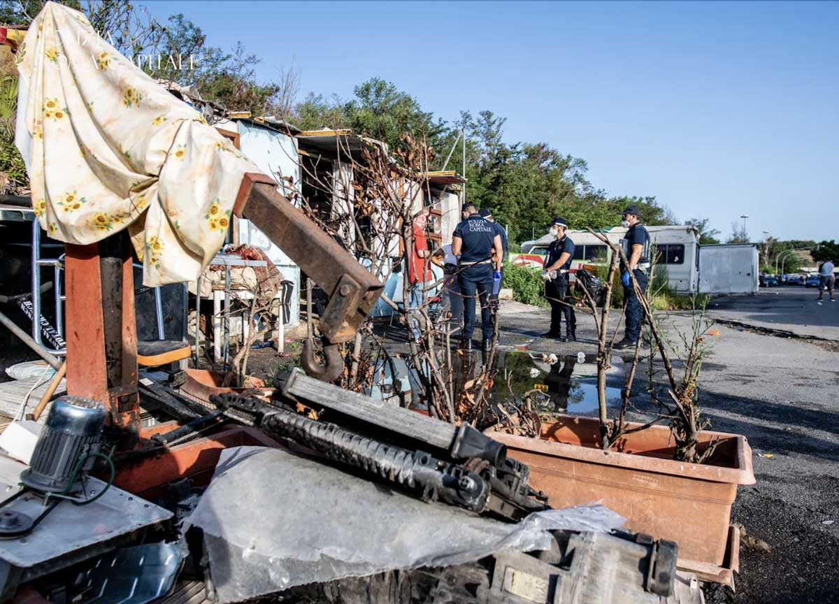 Roma, i bagagli rubati ai turisti inglesi ritrovati al campo nomadi di via Candoni