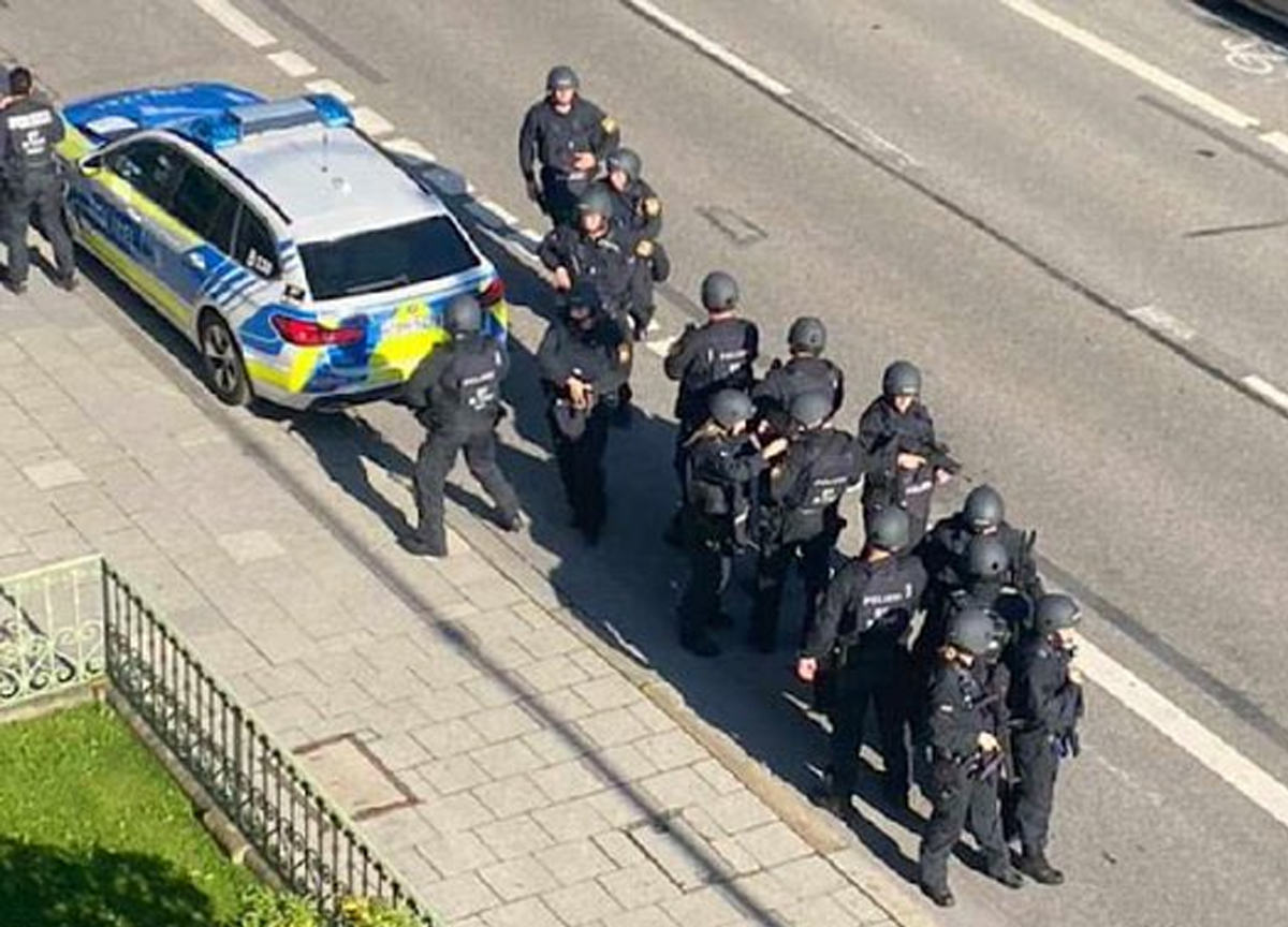 Germania, a Monaco spari nei pressi del consolato israeliano: ucciso l’assalitore Germania, a Monaco spari nei pressi del consolato israeliano: ucciso l’assalitore