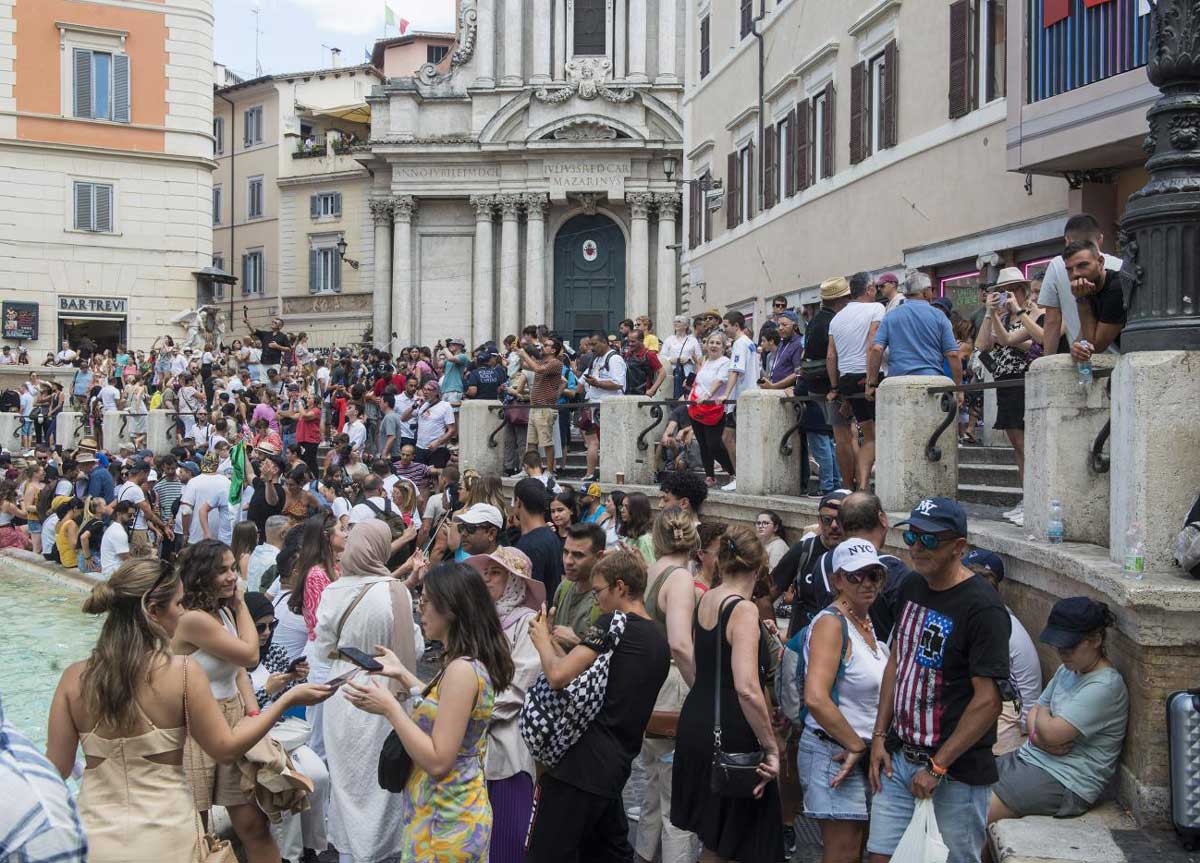 Fontana di Trevi: dall’iperturismo al numero chiuso. Il Comune di Roma corre ai ripari coi “tornelli” Fontana di Trevi: dall’iperturismo al numero chiuso. Il Comune di Roma corre ai ripari coi “tornelli”