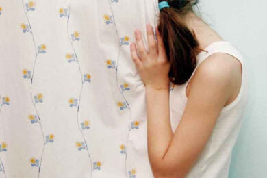 Abusa della nipote 15enne in vacanza con lui: la giovane chiede aiuto alla madre su WhatsApp che lo fa arrestare