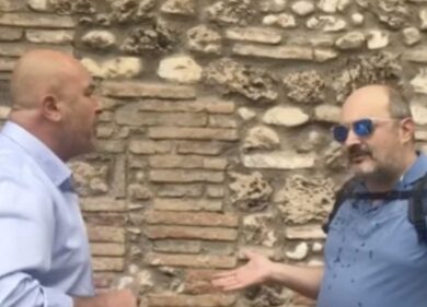 Bandecchi sputa in faccia a un “provocatore social”. E il video dell’appuntamento fa il giro della Rete