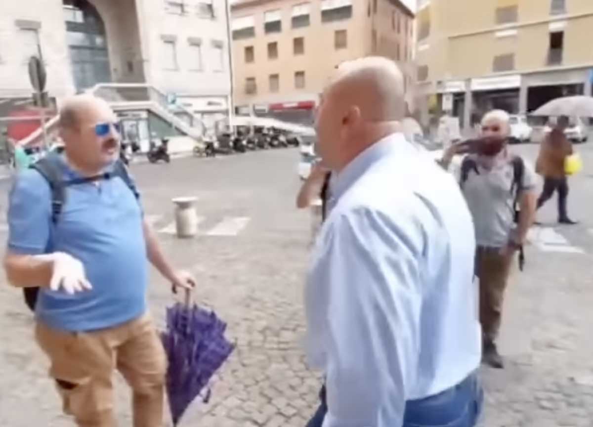 Bandecchi sputa in faccia a un “provocatore social”. E il video dell’appuntamento fa il giro della Rete