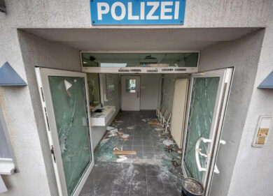 Germania, soffia ancora il vento estremista: 29enne assalta una stazione di polizia e urla “Allah Akbar”. Sventato l’attacco