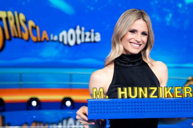 Striscia La Notizia: Nino Frassica con Michelle Hunziker al posto di Ezio Greggio