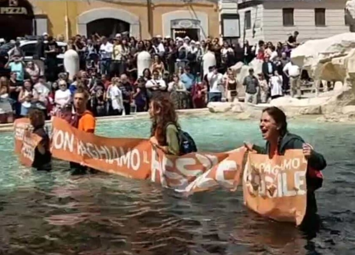 Fontana di Trevi, si pagherà ma solo nel catino: niente panini, gelati, tuffi e bagni. Si pensa agli steward