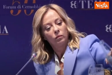 Domande su Sangiuliano a Giorgia Meloni, il pubblico di Cernobbio grida “Basta!”