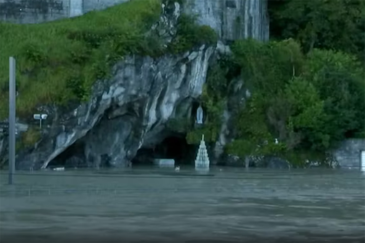 Maltempo Francia, allagata parte della Grotta a Lourdes: chiusa ai pellegrini Maltempo Francia, allagata parte della Grotta a Lourdes: chiusa ai pellegrini