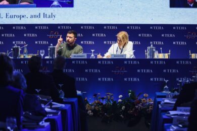 Ucraina, Zelensky: “Lavoro a una road map per il cessate il fuoco. Ho un piano e lo farò vedere a Harris e Trump”