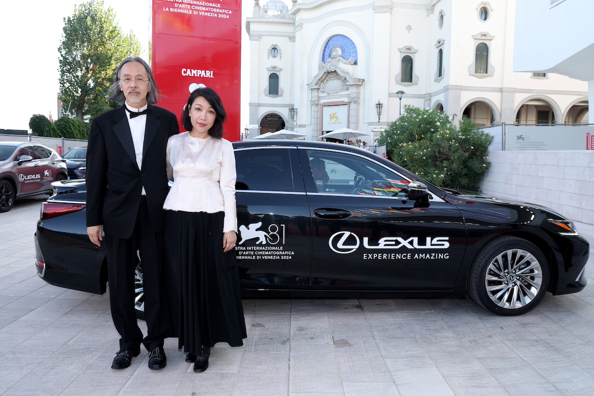 Pedro Almodóvar conquista il Leone d’Oro alla 81ª Mostra del Cinema di Venezia, Lexus auto ufficiale per l’ottavo anno Pedro Almodóvar conquista il Leone d’Oro alla 81ª Mostra del Cinema di Venezia, Lexus auto ufficiale per l’ottavo anno