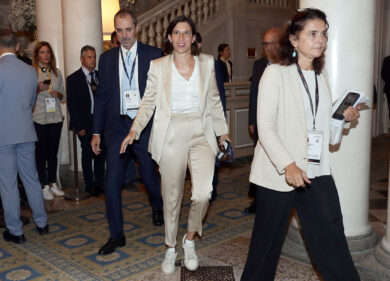Schlein a Cernobbio apre a Meloni sulla Manovra: “Disponibili a lavorare insieme. Crescita trainata dal Pnrr. Votare Fitto in Ue? Valutiamo”