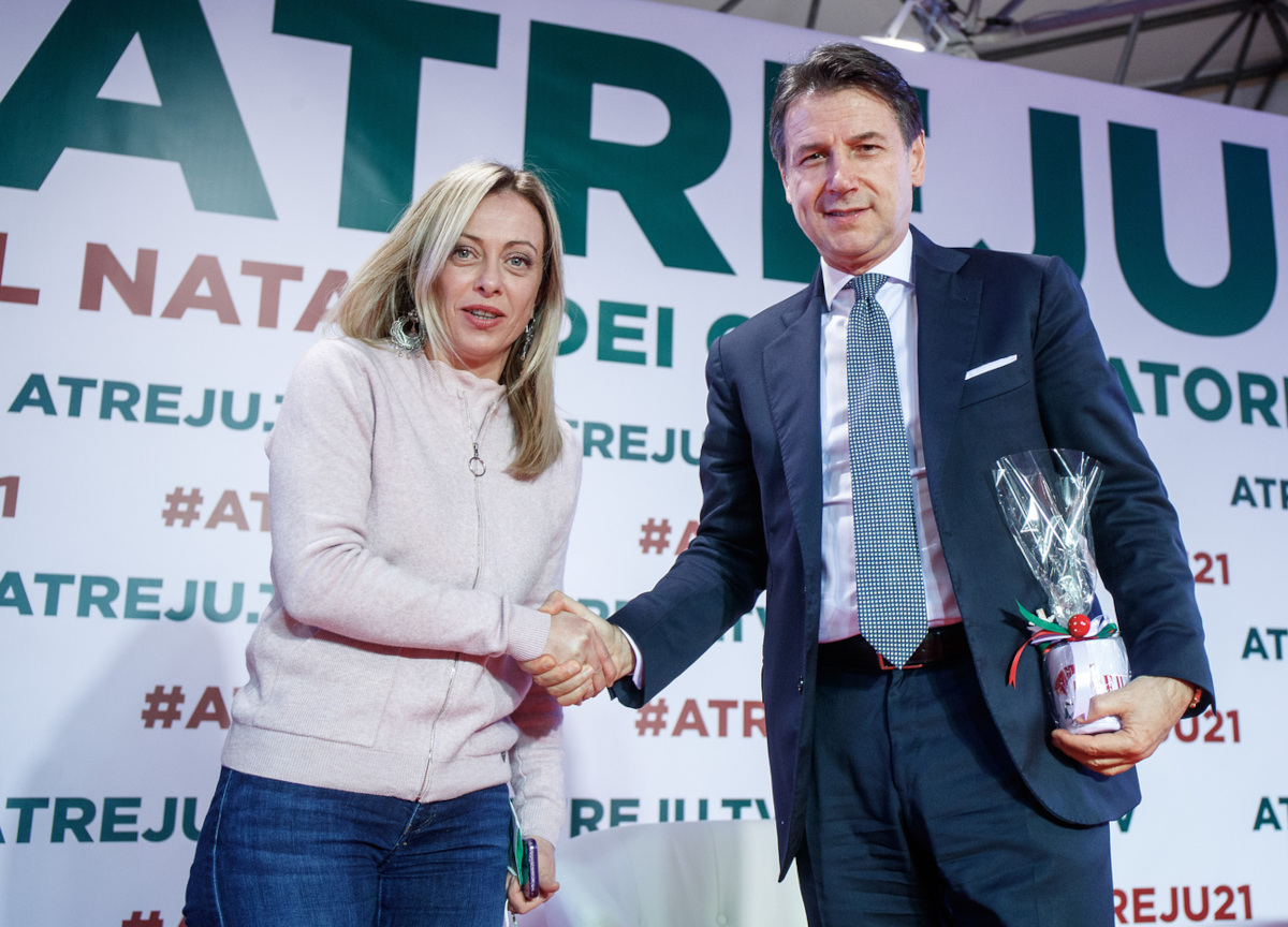 Nomine Rai, la strana alleanza FdI-M5s per sbrogliare la matassa. Maggioranza divisa, Meloni guarda a Sx Nomine Rai, la strana alleanza FdI-M5s per sbrogliare la matassa. Maggioranza divisa, Meloni guarda a Sx