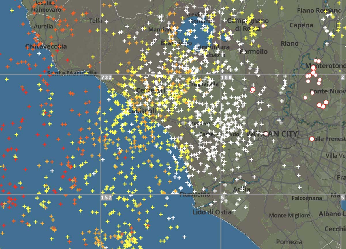 Roma, la notte diventa giorno: centinaia di fulmini accendono il cielo. Le immagini dal satellite Roma, la notte diventa giorno: centinaia di fulmini accendono il cielo. Le immagini dal satellite