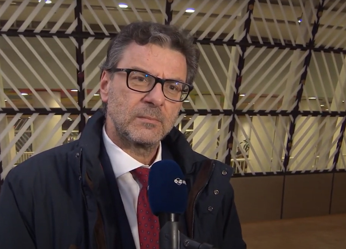 Manovra, l’Italia prende tempo, ma l’Ue avvisa: vietato sgarrare sui conti. Lega: Flat Tax sopra gli 85mila €