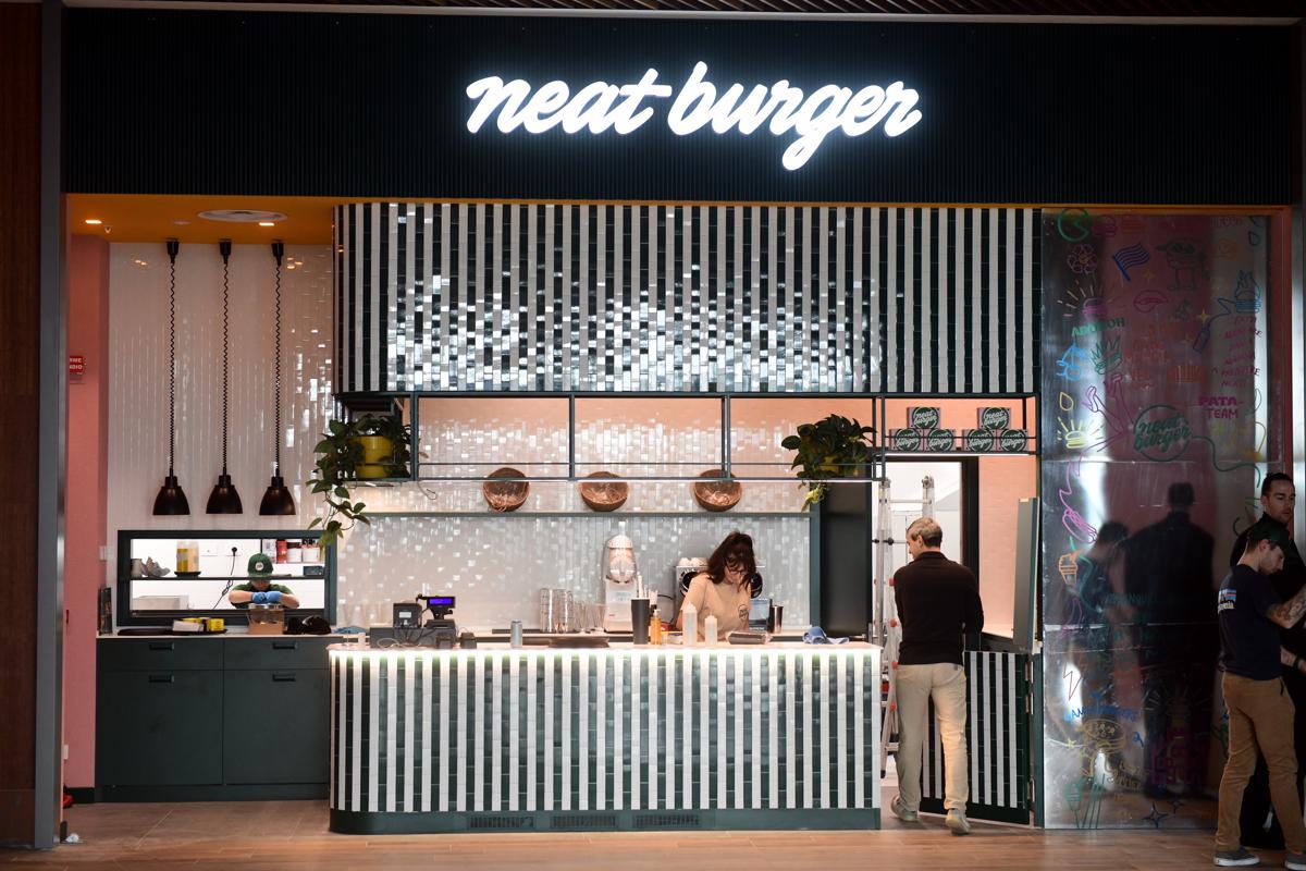 Neat Burger, nuovo store a Milano: il ristorante plant-based di Hamilton e Di Caprio arriva in Porta Venezia Neat Burger, nuovo store a Milano: il ristorante plant-based di Hamilton e Di Caprio arriva in Porta Venezia