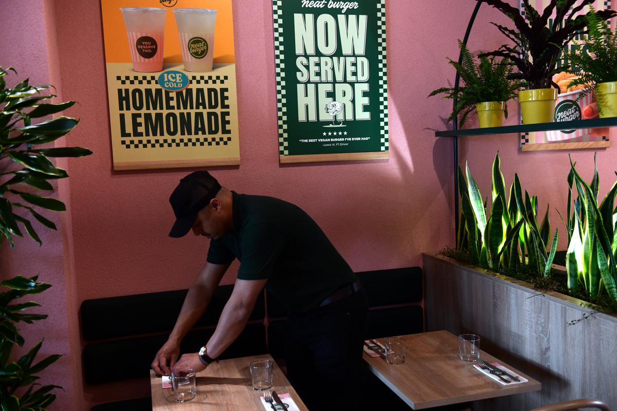 Neat Burger, nuovo store a Milano: il ristorante plant-based di Hamilton e Di Caprio arriva in Porta Venezia Neat Burger, nuovo store a Milano: il ristorante plant-based di Hamilton e Di Caprio arriva in Porta Venezia