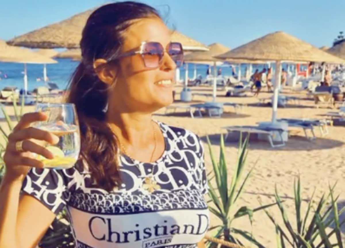 Sara Tommasi a Sharm: acqua e limone, finto fan ma insulti veri: “Vatte affà un bagno”