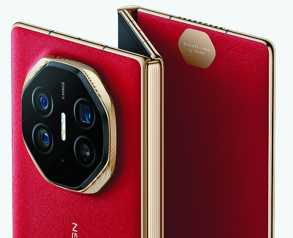 Huawei sfida Apple e lancia il primo smartphone pieghevole con tre schermi: costa quasi tremila euro Huawei sfida Apple e lancia il primo smartphone pieghevole con tre schermi: costa quasi tremila euro