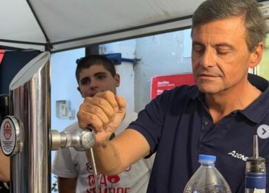 Calenda e la birra spillata male alla festa del Pd: “Ho sbagliato, come con Renzi…”