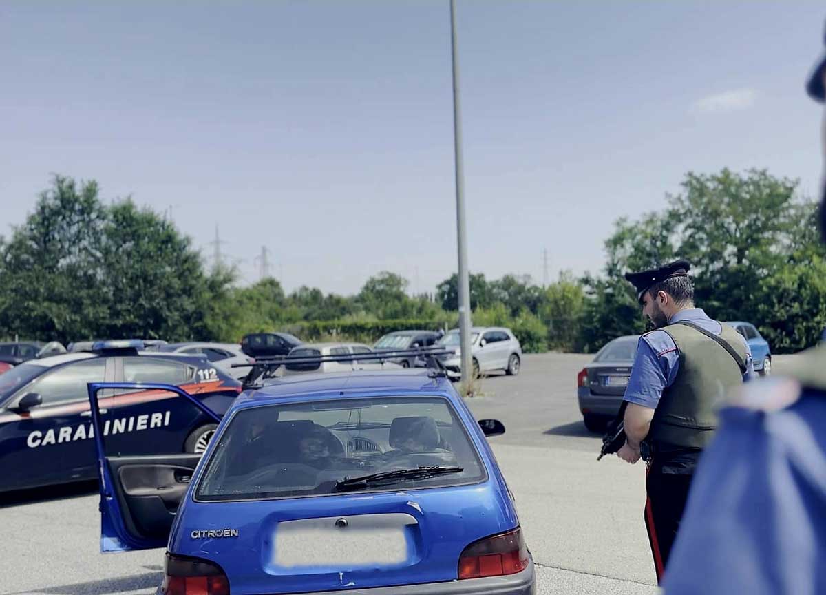 Lite finisce in tragedia, accoltella la mamma e poi si presenta in commissariato: “L’ho uccisa” Lite finisce in tragedia, accoltella la mamma e poi si presenta in commissariato: “L’ho uccisa”