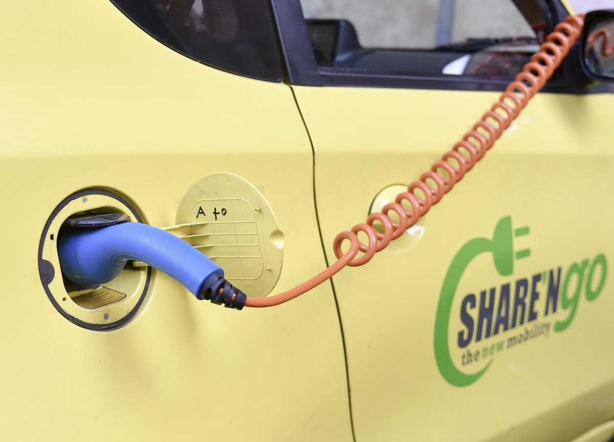 Auto elettriche, la verità: l’Italia non le vuole. Scende il pezzo dell’elettricità, aumenta il costo della ricarica