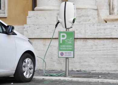 Auto elettriche, la verità: l’Italia non le vuole. Scende il pezzo dell’elettricità, aumenta il costo della ricarica