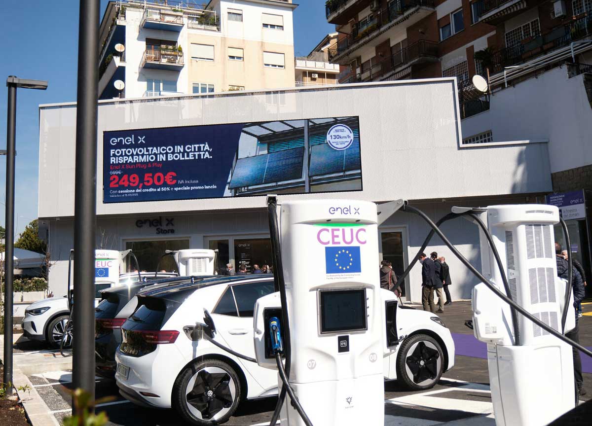 Auto elettriche, la verità: l’Italia non le vuole. Scende il pezzo dell’elettricità, aumenta il costo della ricarica