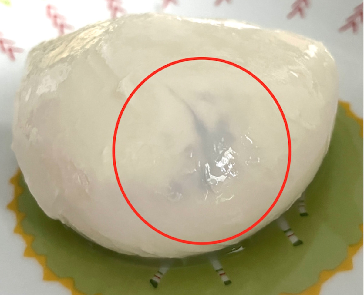 Mozzarella blu scoperta in un supermercato Lidl. La risposta dell’azienda Mozzarella blu scoperta in un supermercato Lidl. La risposta dell’azienda