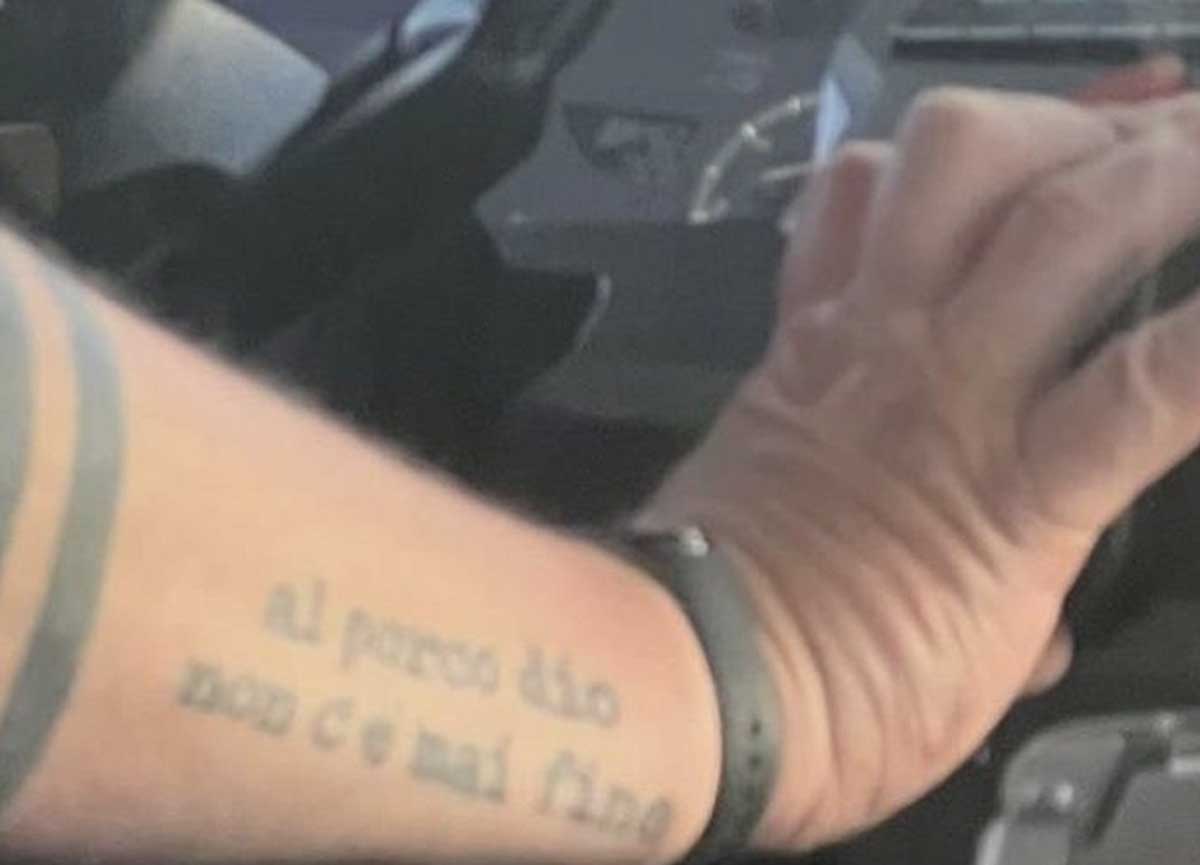 La bestemmia tatuata sul braccio dell’autista bus: così Roma accoglie i pellegrini del Giubileo La bestemmia tatuata sul braccio dell’autista bus: così Roma accoglie i pellegrini del Giubileo