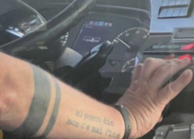 La bestemmia tatuata sul braccio dell’autista bus: così Roma accoglie i pellegrini del Giubileo