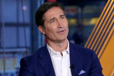 Starbucks, cambio al vertice: ecco chi è Brian Niccol, il nuovo Ceo che piace alla Borsa