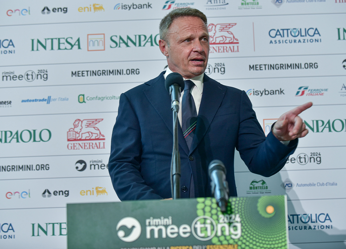 Agricoltura, le arnie tricolore sul tetto del Ministero attaccate da vespe e calabroni