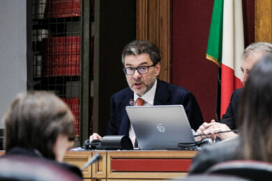 Manovra, Giorgetti vuole diminuire le tasse a chi fa figli. L’intervento sulla natalità vale 5-6 mld