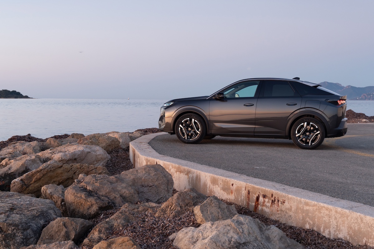 PEUGEOT nuovo 3008 Plug-In Hybrid, prestazioni elevate e innovazione per una mobilità più sostenibile PEUGEOT nuovo 3008 Plug-In Hybrid, prestazioni elevate e innovazione per una mobilità più sostenibile