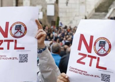 Ztl Roma, l’ex sindaco Alemanno in piazza contro il sindaco Gualtieri: “Provvedimento follia”