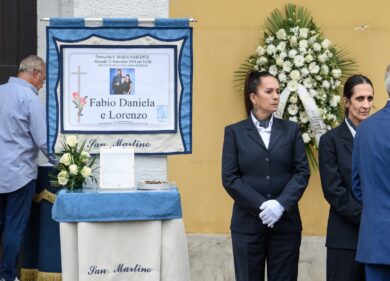 Strage di Paderno, chiesa gremita per funerali. Uomo interrompe la cerimonia: “Ho la soluzione a questi omicidi”