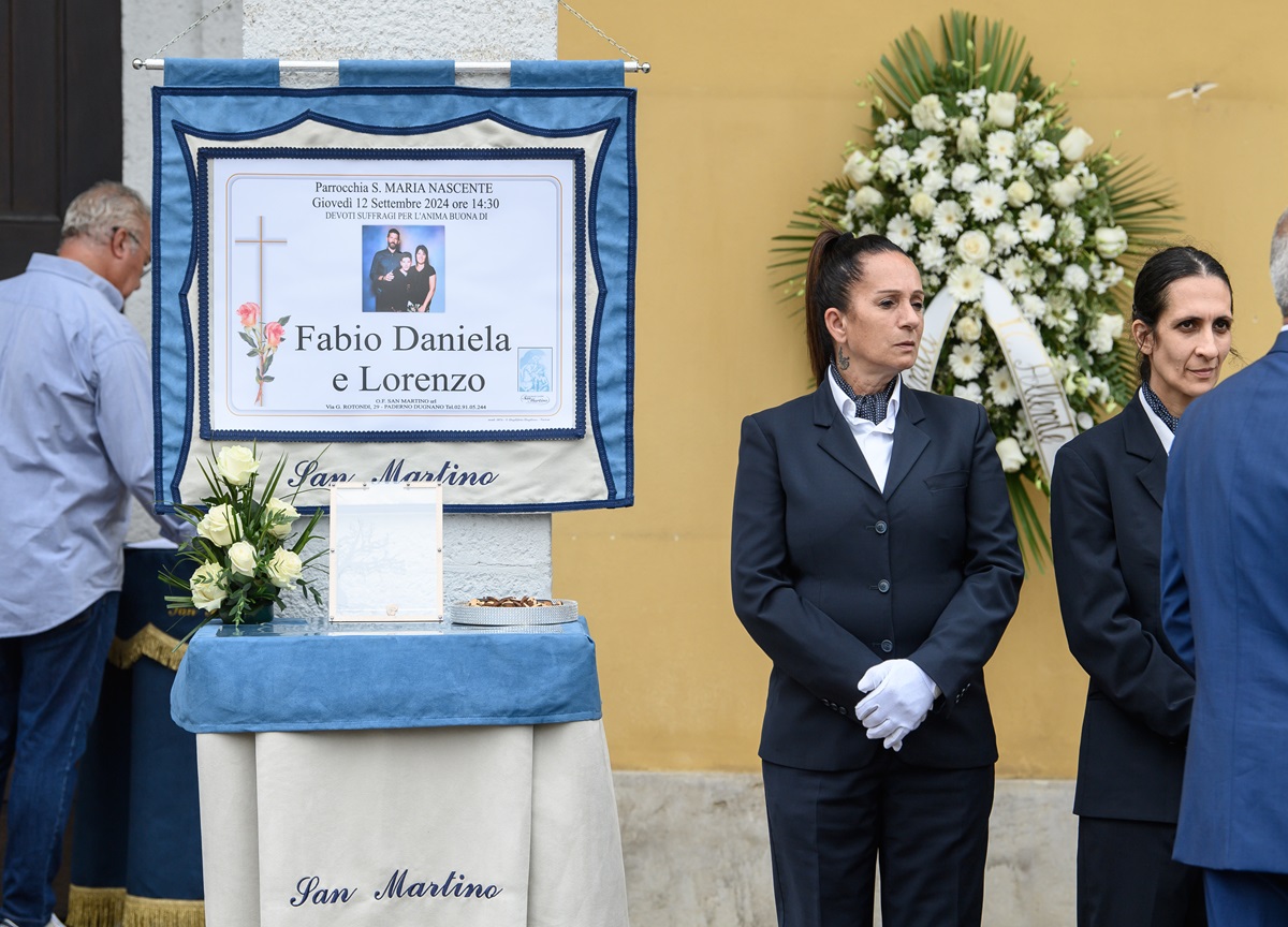 Strage di Paderno, chiesa gremita per funerali. Uomo interrompe la cerimonia: “Ho la soluzione a questi omicidi” Strage di Paderno, chiesa gremita per funerali. Uomo interrompe la cerimonia: “Ho la soluzione a questi omicidi”