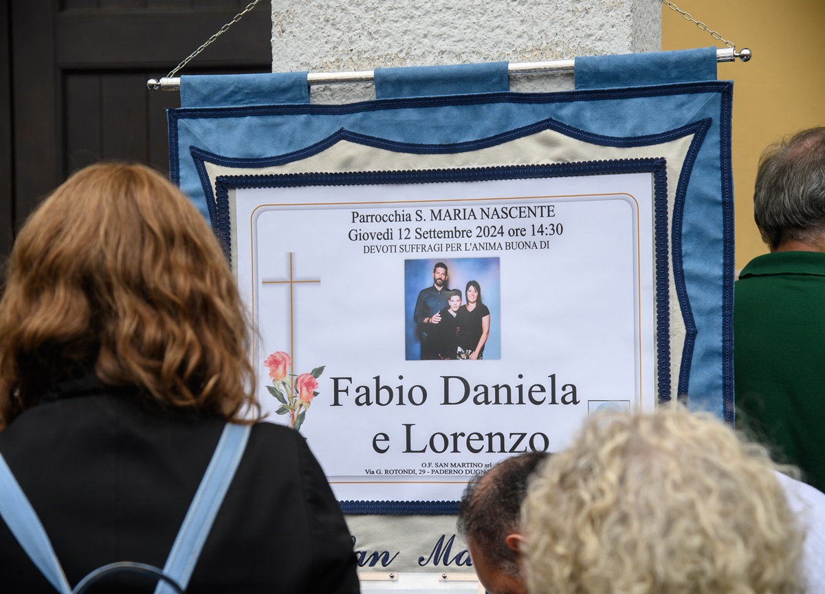 Strage di Paderno, chiesa gremita per funerali. Uomo interrompe la cerimonia: “Ho la soluzione a questi omicidi” Strage di Paderno, chiesa gremita per funerali. Uomo interrompe la cerimonia: “Ho la soluzione a questi omicidi”