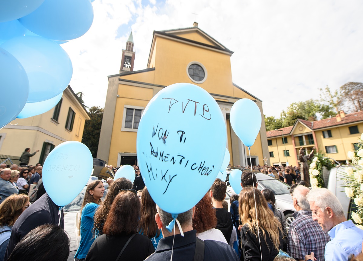 Strage di Paderno, chiesa gremita per funerali. Uomo interrompe la cerimonia: “Ho la soluzione a questi omicidi” Strage di Paderno, chiesa gremita per funerali. Uomo interrompe la cerimonia: “Ho la soluzione a questi omicidi”